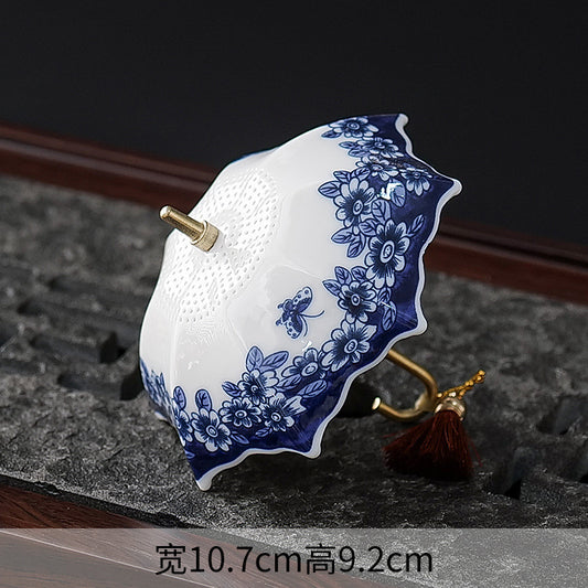 Ceramiczne sitko do herbaty „Parasol” – niebiesko-biała porcelana