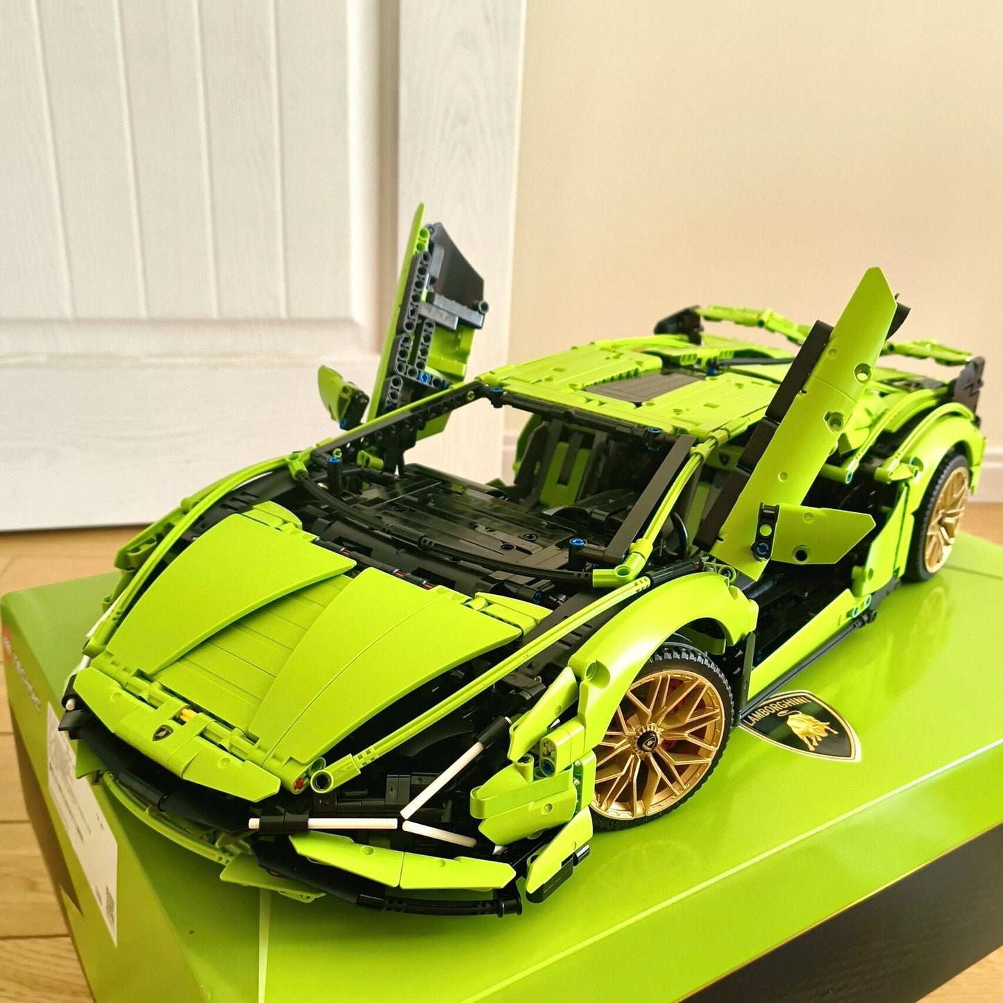 Zestaw konstrukcyjny super samochód Lamborghini / Bugatti / Range Rover — seria Technic, 2500+ elementów